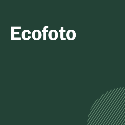 A imagem com fundo verde escuro contém o título da ação de extensão na cor branca e serve como link para o conteúdo escrito. | Texto do título: Ecofoto.