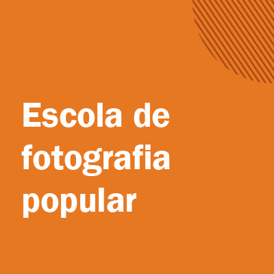 A imagem com fundo laranja escuro contém o título da ação de extensão na cor branca e serve como link para o conteúdo escrito. | Texto do título: Escola de fotografia popular.